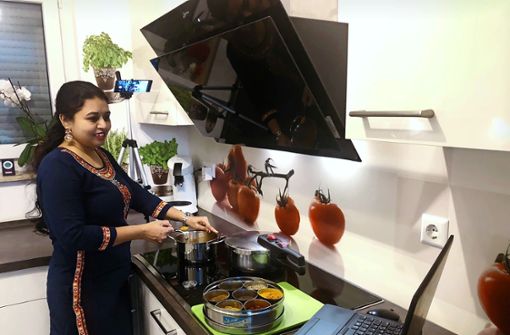 Wenn Urvi Shah einen Online-Kochkurs gibt, sind  zwei Kameras im Einsatz. Foto: Shah