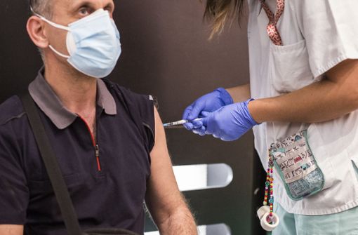Ein Mann bekommt eine Impfung gegen das Coronavirus. Foto: dpa/Alejandro Martínez Vélez
