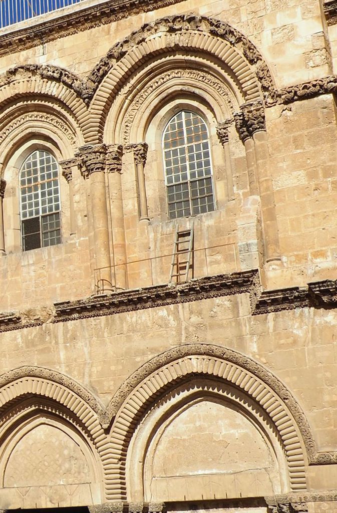 Die alte Leiter unterhalb des Fensters diente einst den Armeniern, um die Kirche über den Balkon zu verlassen. Die Treppe im Inneren beanspruchten die Griechen. Heute hat sie keine Funktion mehr.