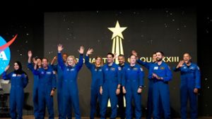 Die Astronauten der Nasa-Absolventengruppe XXIII winken der Menge zu, während sie bei der Abschlussfeier im Johnson Space Center in Houston vorgestellt werden. Foto: Yi-Chin Lee/Houston Chronicle/AP/dpa