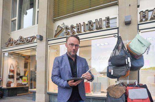 Christoph Achenbach vor seinem Laden im Königsbau. Foto: Lichtgut/Max Kovalenko