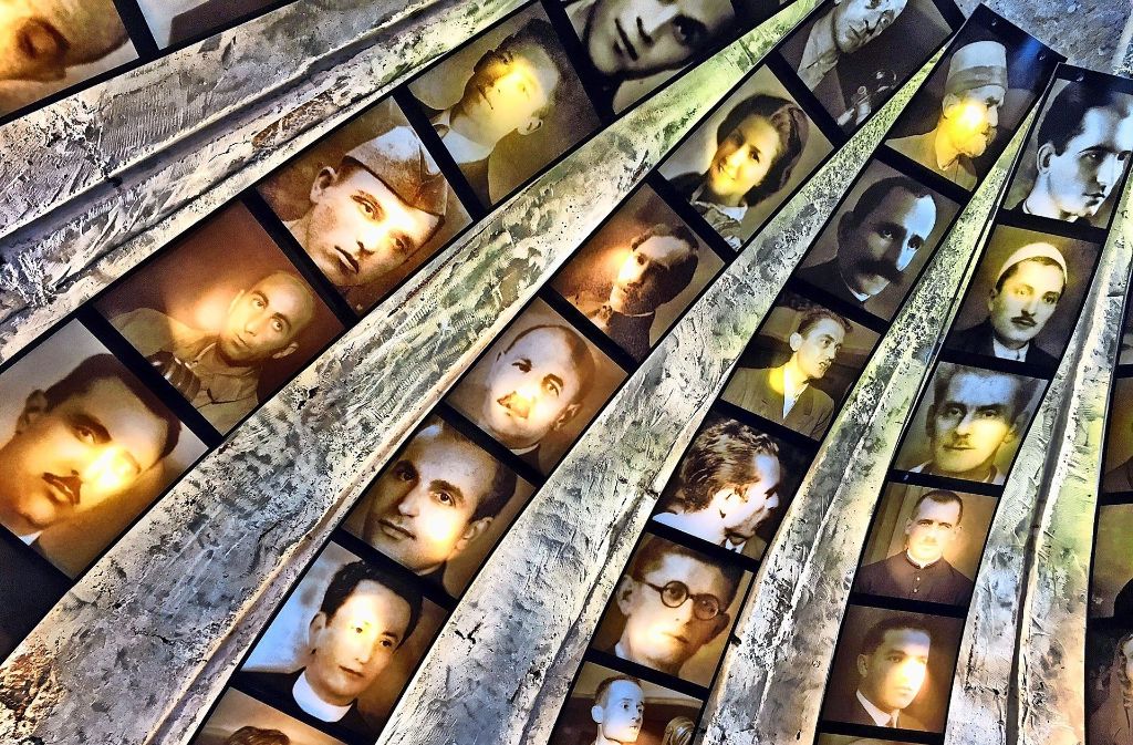 In einer Kuppel im Eingangsbereich des Bunkers in Tirana sind Fotos von Opfer des Regimes zu sehen. Foto: Krohn