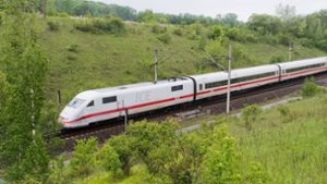 250 ICE-Passagiere müssen auf offener Strecke den Zug wechseln