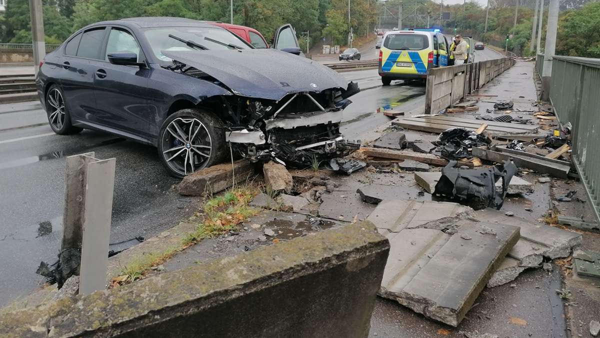 Unfall in Stuttgart-Nord: BMW-Fahrer kommt von Fahrbahn ab – 20 000 Euro Schaden