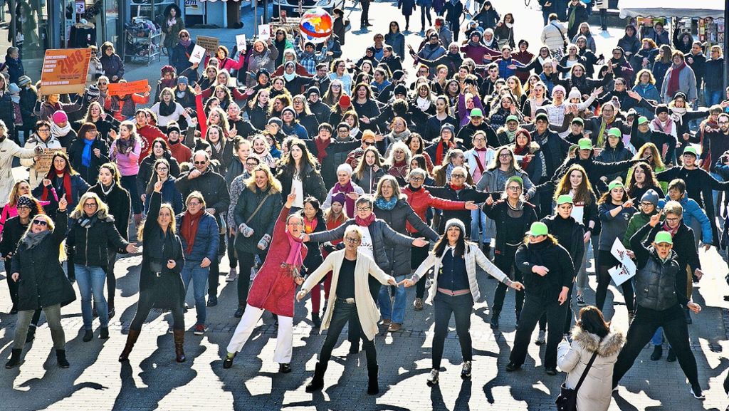 „One Billion Rising“ in Kirchheim: Tanzend Zeichen gegen Gewalt setzen
