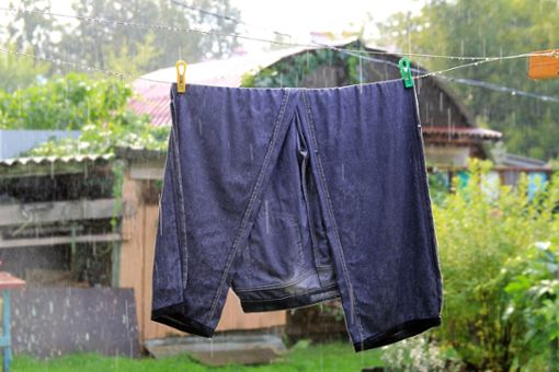 Bei Regen trocknet die Wäsche im Freien nicht richtig. Foto: Tania Vino / shutterstock.com