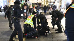 Insgesamt wurden bei den Protesten 15 Polizisten verletzt. Foto: dpa/René Priebe