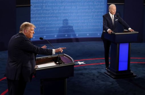 Amerika sitzt vor dem Fernseher und sieht im Duell mit Joe Biden (rechts) einen aggressiven Donald Trump. Foto: AP/Morry Gash