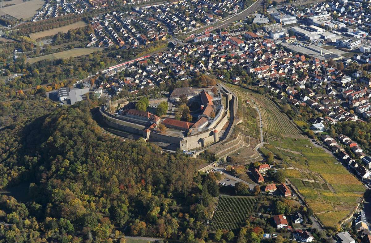Rund 3000 Jahre, so alt ist die belegbare  Geschichte des Hohenaspergs. Mächtige Keltenfürsten hatten dort einstmals ihren Sitz. Vom Mittelalter an diente die Festung  als Gefängnis  – mit prominenten Häftlingen bis in die Gegenwart.