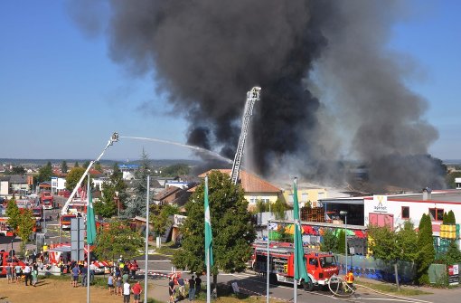 In Holzgerlingen im Kreis Böblingen ist eine Lagerhalle in Brand geraten. Foto: Andreas Rosar Fotoagentur-Stuttgart