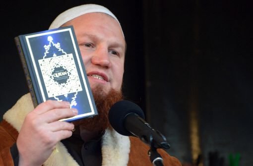 Der Salafisten-Prediger Pierre Vogel spricht in Pforzheim. Foto: dpa