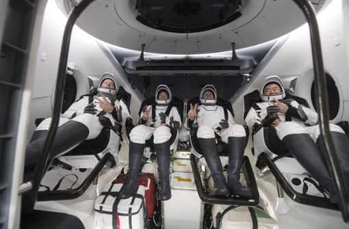 Vier Astronauten der Crew-2 von der Internationalen Raumstation ISS sind am Dienstagmorgen  im Golf von Mexiko vor dem US-Bundesstaat Florida gelandet. Foto: dpa/Aubrey Gemignani