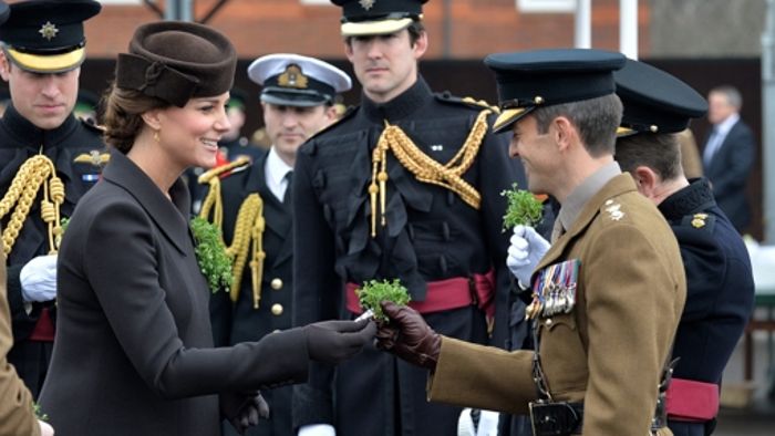 Herzogin Kate und Prinz William verteilen Klee