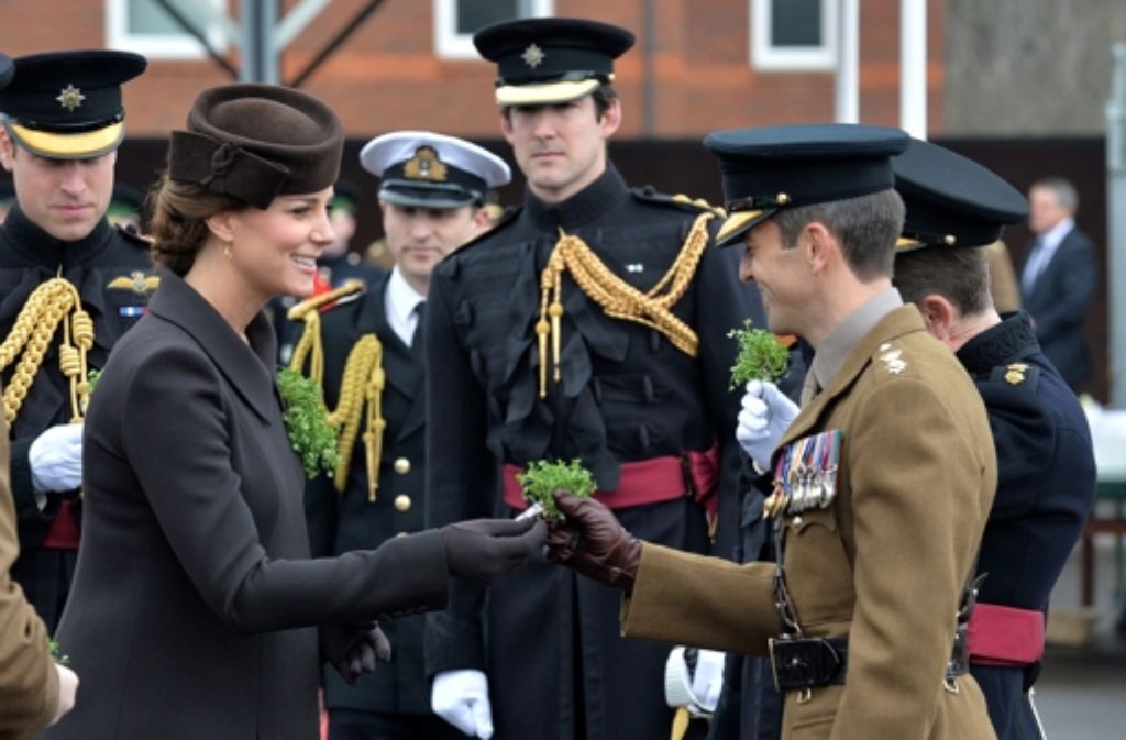 Herzogin Kate und Prinz William statten zum St. Patricks Day den Irish Guards einen Besuch ab.