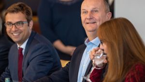 Dietmar Woidke (Mitte), Ministerpräsident von Brandenburg, zu Beginn der Koalitionsverhandlungen von SPD, CDU und Bündnis 90/Die Grünen. Foto: dpa/Monika Skolimowska