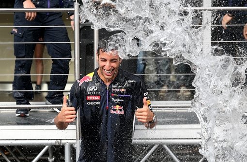 Daniel Ricciardo bekommt eine Eiswasser-Dusche Foto: Getty Images Europe