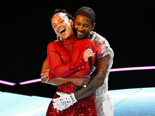 Usher ging mit Kollegin Alicia Keys auf der Bühne im Football-Stadium auf Tuchfühlung. Foto: IMAGO/UPI Photo