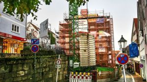 Planen und Gerüste schützen die viel diskutierte  Baustelle in der Neckarsteige. Foto: Ines Rudel