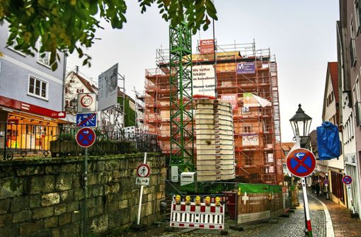 Planen und Gerüste schützen die viel diskutierte  Baustelle in der Neckarsteige. Foto: Ines Rudel