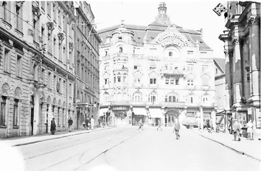 1942 hat das Friedrichsbau Varieté seinen Platz im Erdgeschoss des Jugendstilgebäudes am heutigen Börsenplatz – hier der Blick aus der Bolzstraße. Foto: Stadtarchiv Stuttgart