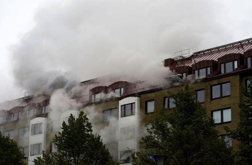 Rauch steigt nach einer Explosion aus einem Wohnhaus in Göteborg auf. Foto: dpa/Bjorn Larsson Rosvall