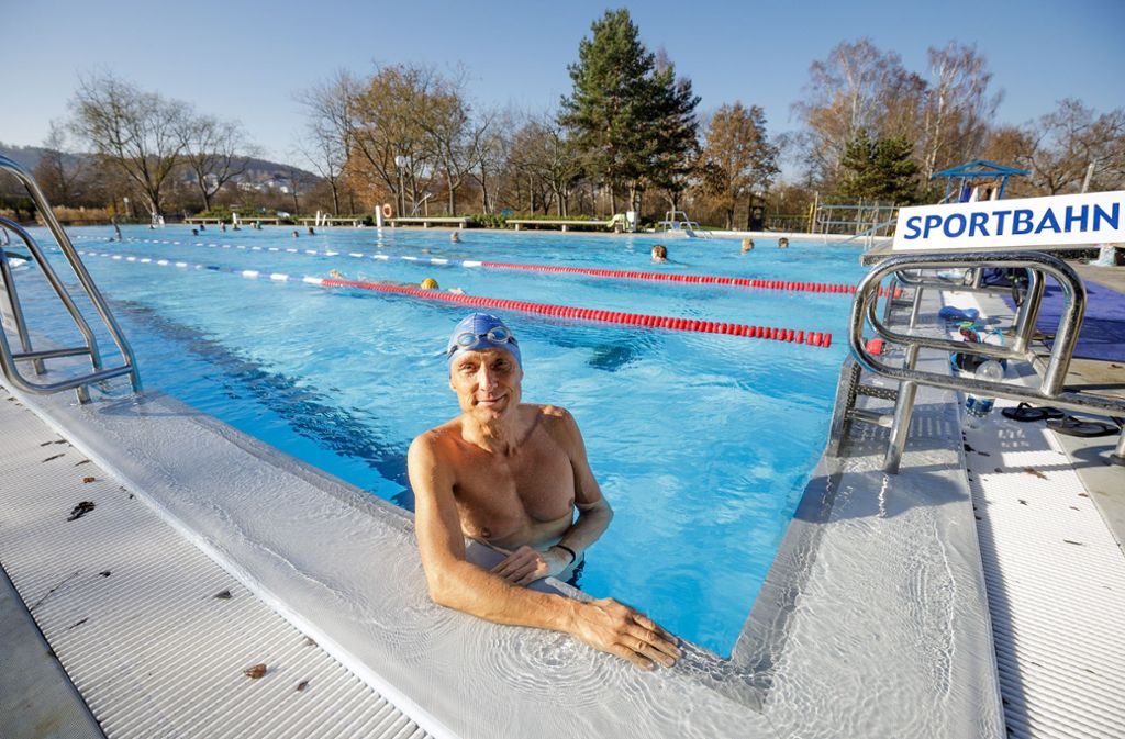 Martin Grabowsky fährt mehrmals wöchentlich  nach Winnenden zum Schwimmen unter freiem Himmel. Foto: Jan Potente