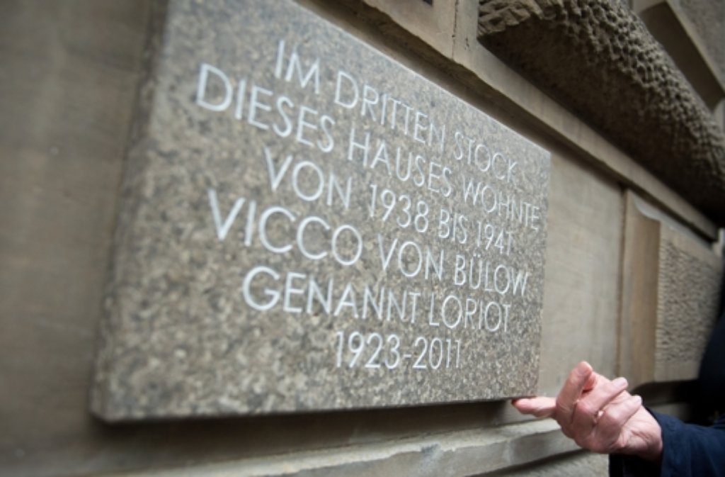Die Loriot-Gedenktafel erinnert nun an den berühmten Humoristen: Im dritten Stock dieses Hauses wohnte von 1938 bis 1941 Vicco von Bülow genannt Loriot - 1923 - 2011.