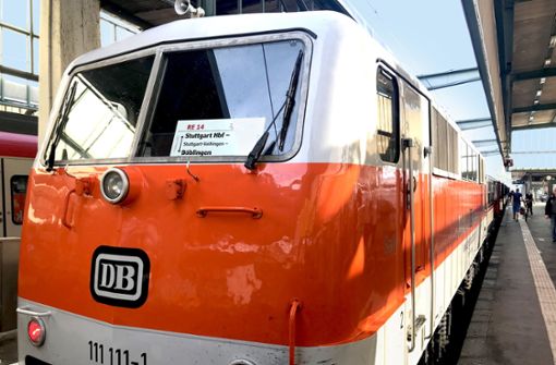 Lok Sally mit Anhang auf dem Stuttgarter Hauptbahnhof. Foto: KNITZ/Decksmann