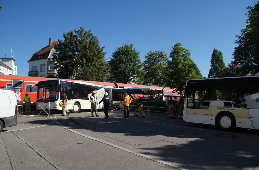 Am Montagmorgen ist in Tuttlingen ein Bus mit einem Zug auf einem Bahnübergang zusammengeprallt.