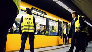 Mit  hohem Personalaufwand gehen SSB-Mitarbeiter bei Großkontrollen in die Stadtbahnen. In den Zügen haben fünf bis sieben Prozent der Passagiere kein Ticket. Foto: Steffen Honzera
