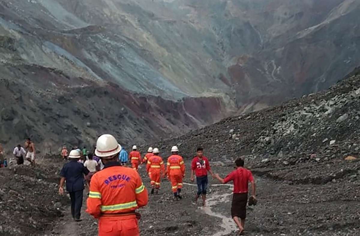 In einem Jade-Bergwerk in Myanmar hat es einen Erdrutsch gegeben. Die Arbeitsbedingungen in den Minen sind mancherorts lebensgefährlich, dramatische Unfälle keine Seltenheit. Foto: AFP/Myanmar fire services department/Handout