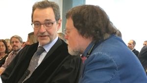 Werten den Vergleich als Erfolg: Kläger Manfred Niess (re.) mit Anwalt Roland Kugler vor dem Verwaltungsgericht Foto: Schwarz