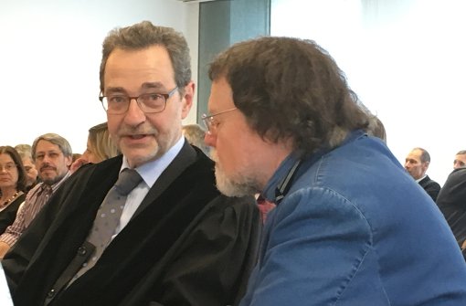 Werten den Vergleich als Erfolg: Kläger Manfred Niess (re.) mit Anwalt Roland Kugler vor dem Verwaltungsgericht Foto: Schwarz