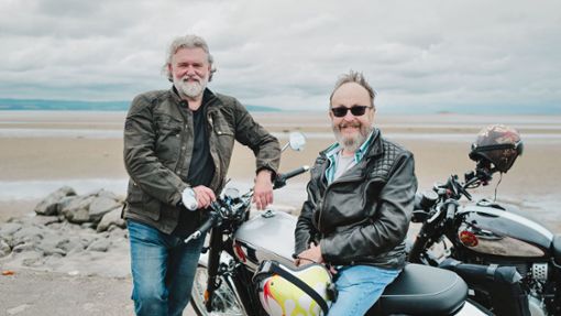 Si King und David Myers (r) in ihrer BBC-Kochsendung The Hairy Bikers Go West. Foto: BBC/South Shore Productions/PA Media/dpa