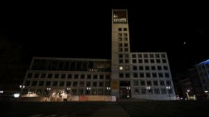 Die Rathausfassade bleibt dunkel. Foto: /Rettig