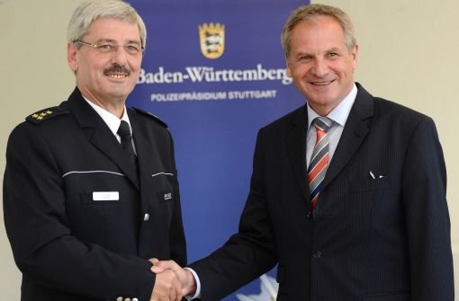Der neue Stuttgarter Polizeipräsidenten Franz Lutz (links) wird am Montag vom baden-württembergische Innenminister Reinhold Gall  begrüßt. Foto: dpa