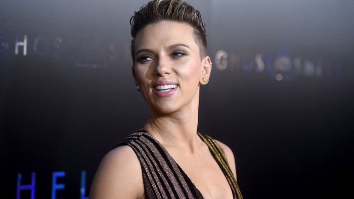 Scarlett Johansson verzaubert im Glitzerkleid
