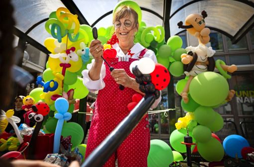 Tine Steinchen ist beim Fellbacher Maikäferfest vor allem bei den Kindern beliebt – sie fertigt  kunstvolle Figuren und Objekte aus Luftballons. Foto: Gottfried Stoppel