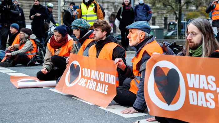 Klimaaktivisten blockieren erneut Straßen in Berlin und München