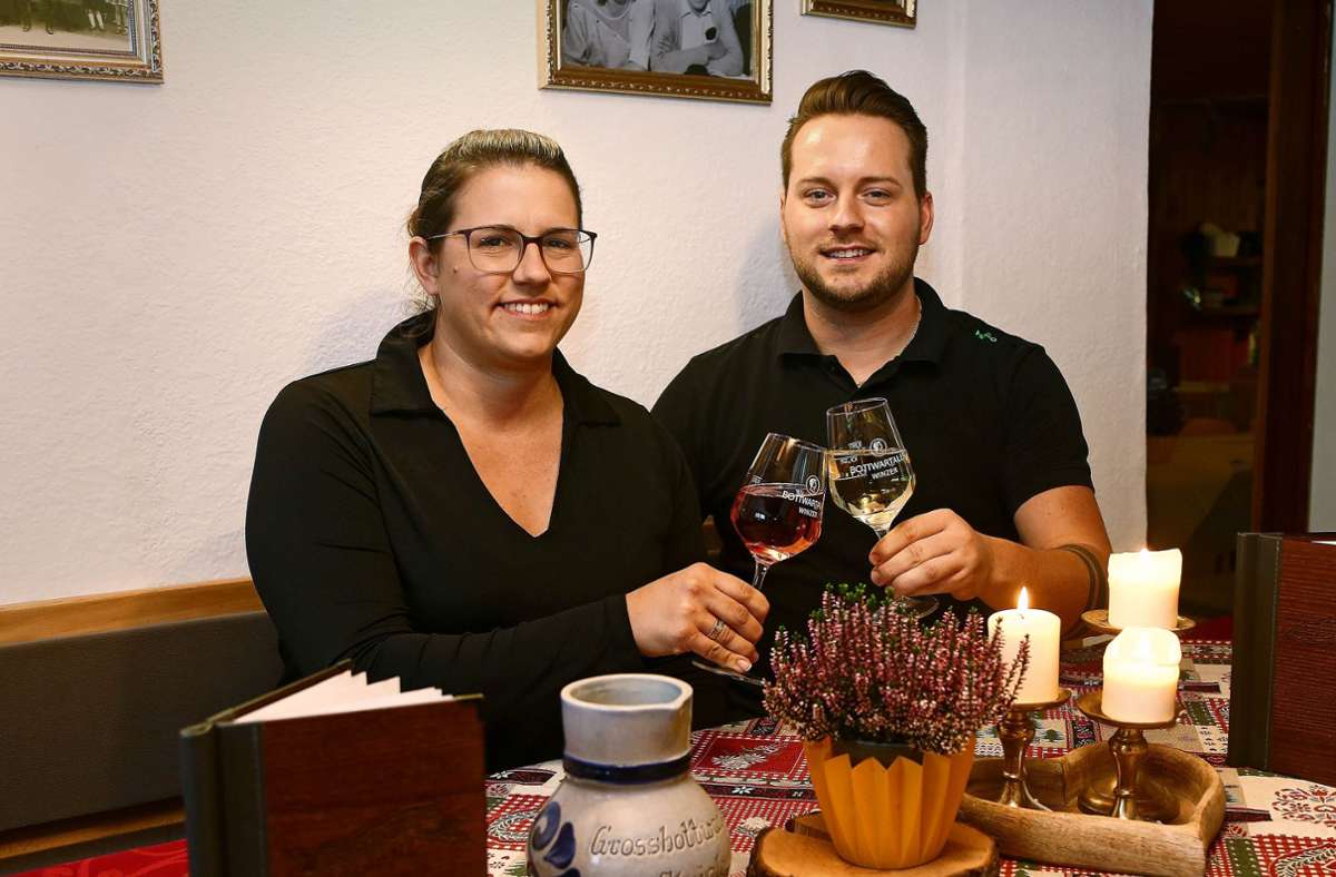 Lisa und Patric Lorenz führen zusammen mit ihrer kleinen Schwester Emily seit sieben Jahren die Besenwirtschaft.