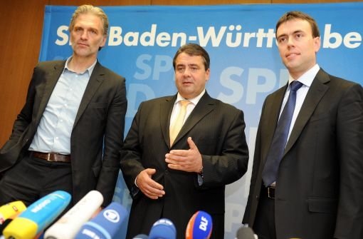 SPD-Chef Sigmar Gabriel (Mitte) hat sich mit Projektbefürwortern und -gegnern wie Walter Sittler (links) getroffen. Foto: dpa