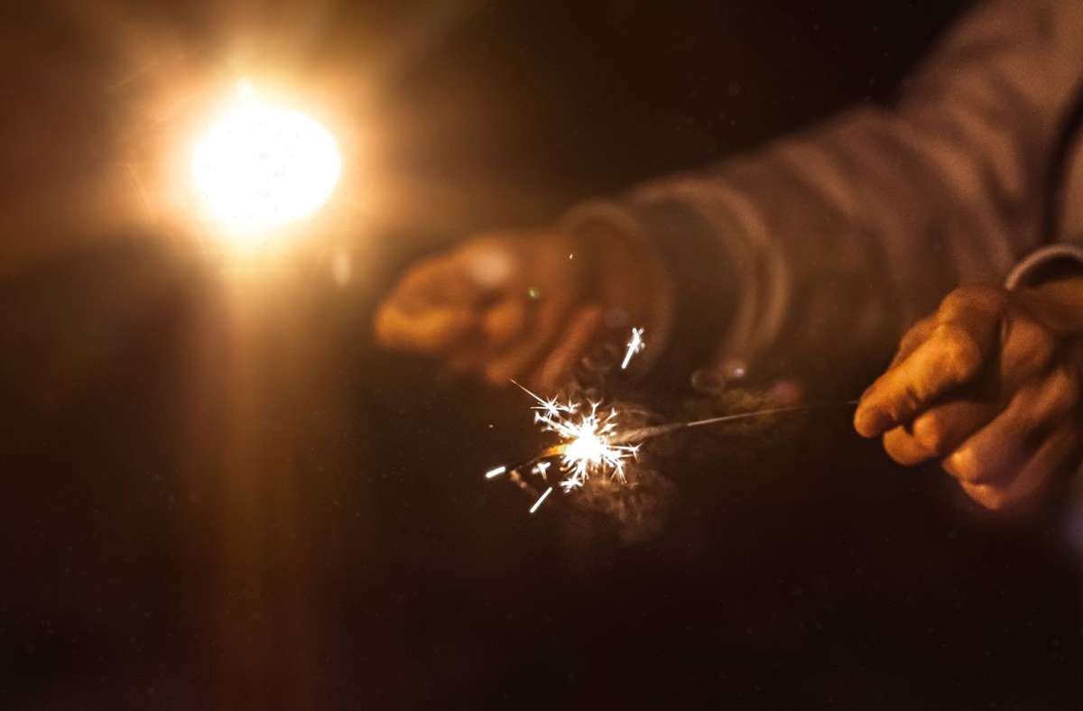 Wunderkerzen und Knallerbsen fallen nicht unter das Feuerwerksverkaufsverbot, das vor Silvester gilt. Alte Feuerwerkskörper dürfen in bestimmten Gebieten nicht gezündet werden. Foto: imago/Bihlmayerfotografie