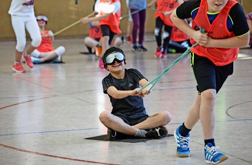 Blindes Vertrauen: Die Schüler lernen, dass Sport auch mit Handicaps Spaß machen kann. Foto: Patricia Sigerist