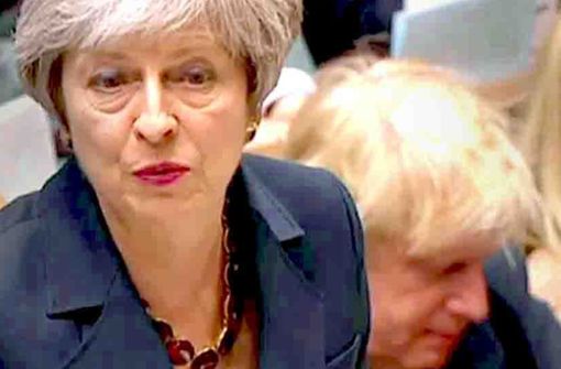 Premierministerin Theresa May wird von hartnäckigen Brexiteers wie dem Außenminister Boris Johnson (im Hintergrund) unter Druck gesetzt. Foto: AFP
