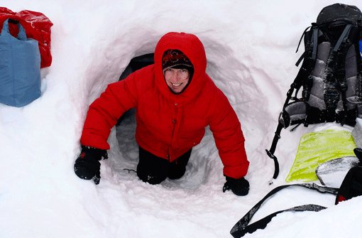 Kuschelig ist was anderes: Nur Menschen mit Nehmerqualitäten sollten in einer selbst gebauten Schneehöhle nächtigen.  Foto: Hippe