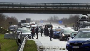 Aufgrund eines Hagelschauers mit Starkregen hat es auf der Autobahn 31 in Niedersachsen zeitgleich mehrere Unfälle gegeben. Foto: -/NWM-TV/dpa