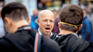 Andreas Kalbitz kommt nach seinem Erfolg vor Gericht wieder als AfD-Mitglied in Senftenberg an. Foto: dpa/Oliver Killig