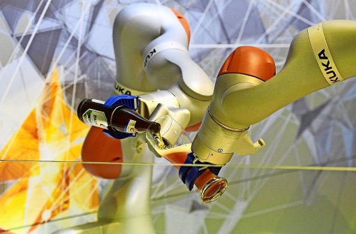 Es gibt Kuka-Roboter, die Bier ausschenken. Ob dies wohl den Chinesen mundet? Foto: AFP