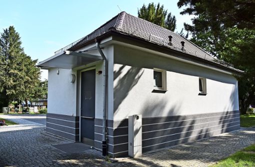 Die Toilette auf dem Hedelfinger Friedhof ist nur während Bestattungen geöffnet – ein Ärgernis für Besucherinnen und Besucher. Foto: Kuhn