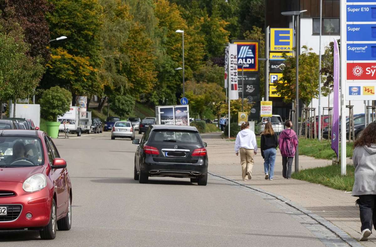 In der Neckarstraße  in Aldingen soll die Sicherheit für Fußgänger verbessert werden. Foto: Simon Granville